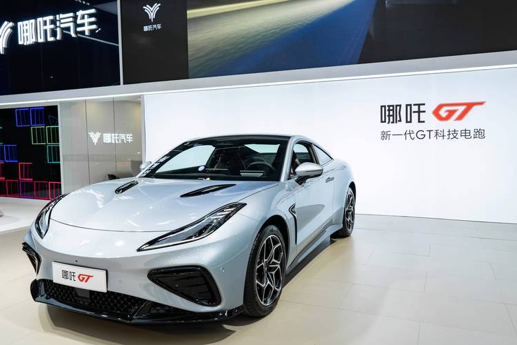 东莞333哪吒汽车在智能汽车领域的表现，领途汽车在新能源汽车市场中的影响力